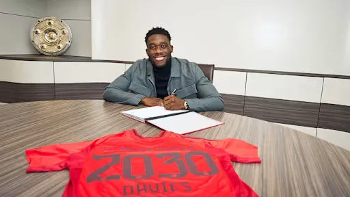 Alphonso Davies nie dla Realu. Kanadyjczyk zostaje w Bayernie!